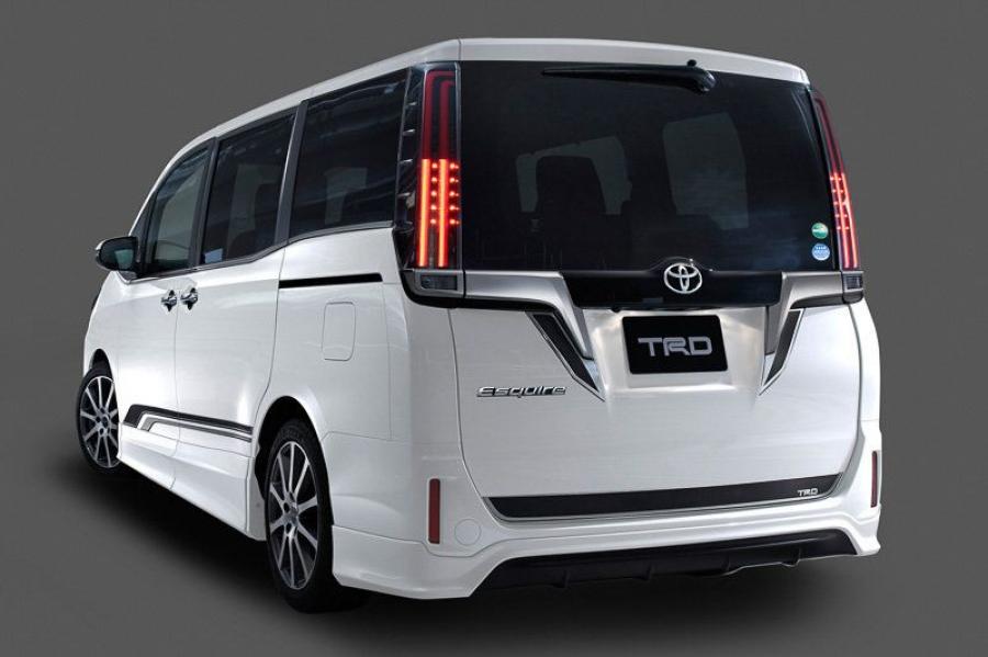  Toyota Esquire by TRD 2017 года  (фото 2 из 8)
